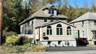 64 Pine Hollow Rd in Oyster Bay, NY - Building Photo