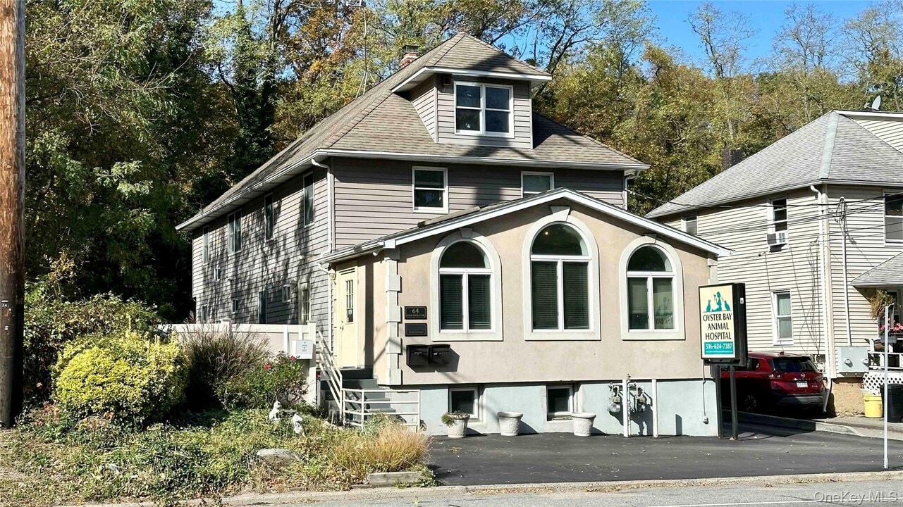 64 Pine Hollow Rd in Oyster Bay, NY - Building Photo