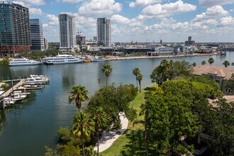 705 Mainsail Dr in Tampa, FL - Foto de edificio - Building Photo