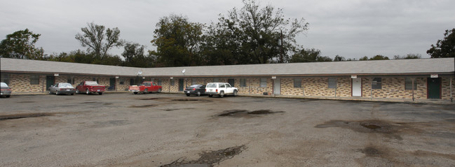 908 Emile St in Bastrop, TX - Building Photo - Building Photo