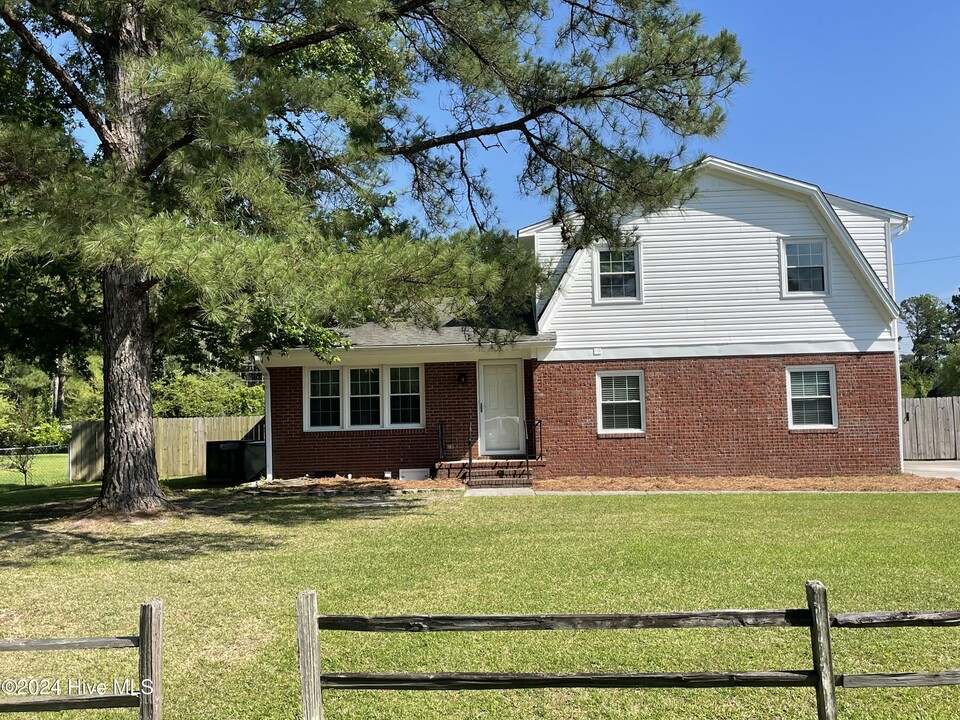 102 Deerfield Rd in Castle Hayne, NC - Foto de edificio