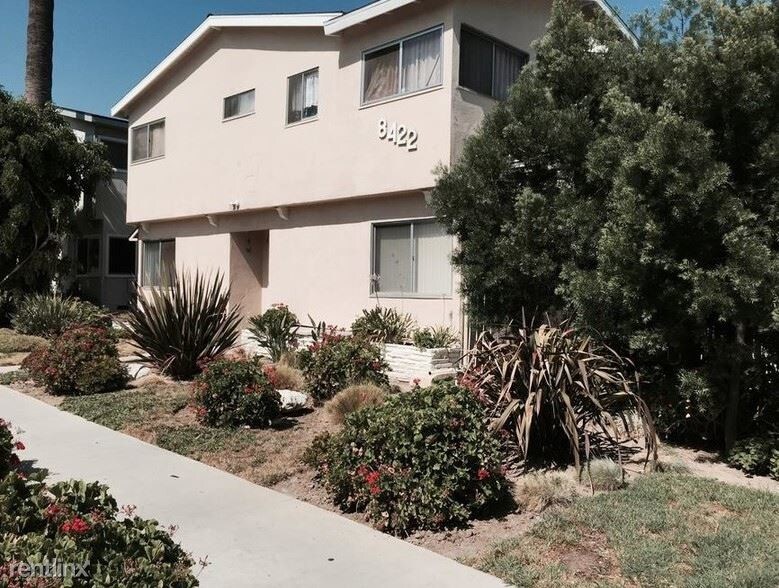 8400 Amigo Ave in Los Angeles, CA - Building Photo