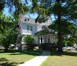 919 Oakland Ave in Ann Arbor, MI - Foto de edificio - Building Photo