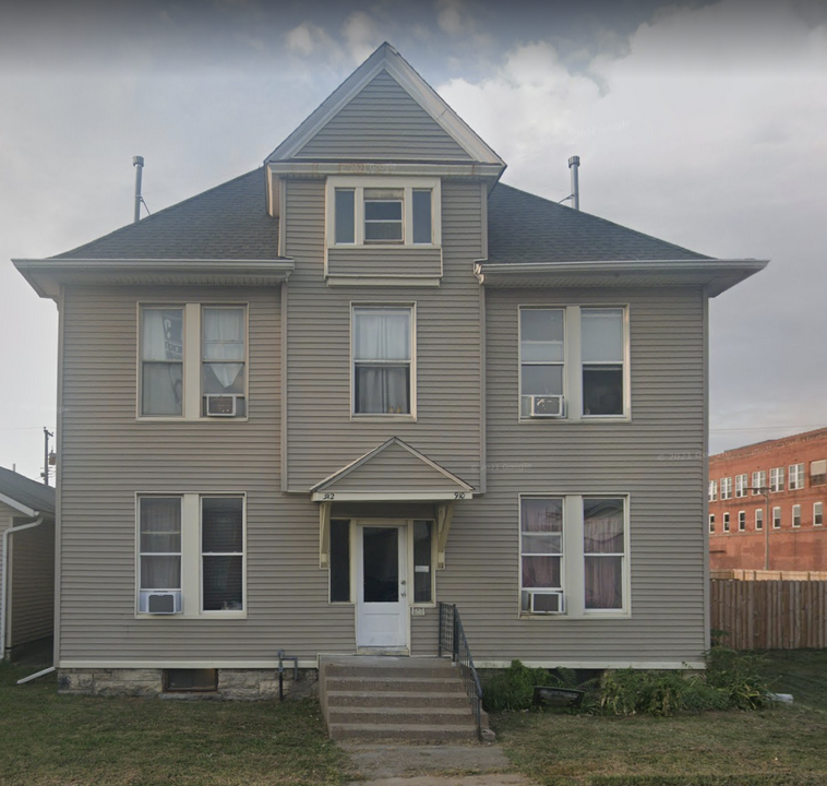 910-912 W 3rd St in Davenport, IA - Building Photo