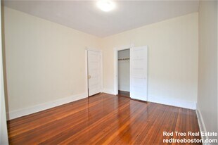 1595 Beacon St, Unit 4 in Brookline, MA - Building Photo