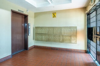Ross Manor in Santa Ana, CA - Building Photo - Building Photo