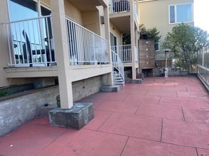 553 Merritt Ave, Unit 2 in Oakland, CA - Building Photo - Building Photo