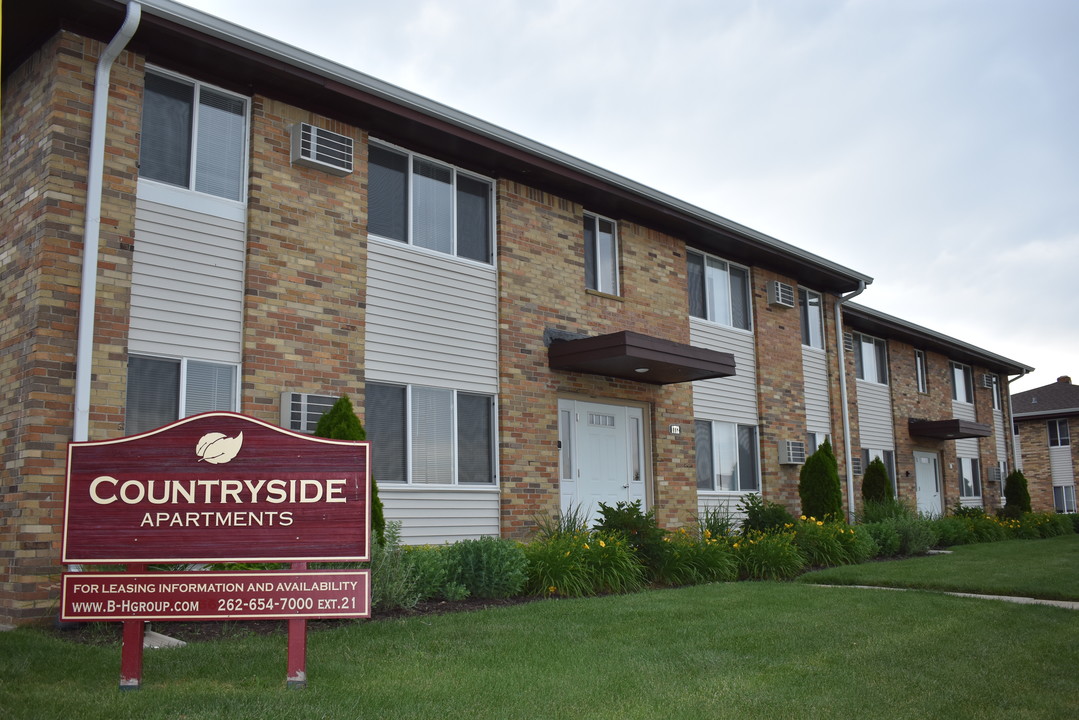 Countryside Apartments in Union Grove, WI - Foto de edificio