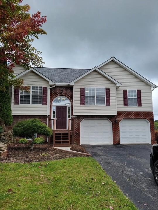 455 Windsor Dr NW in Christiansburg, VA - Building Photo