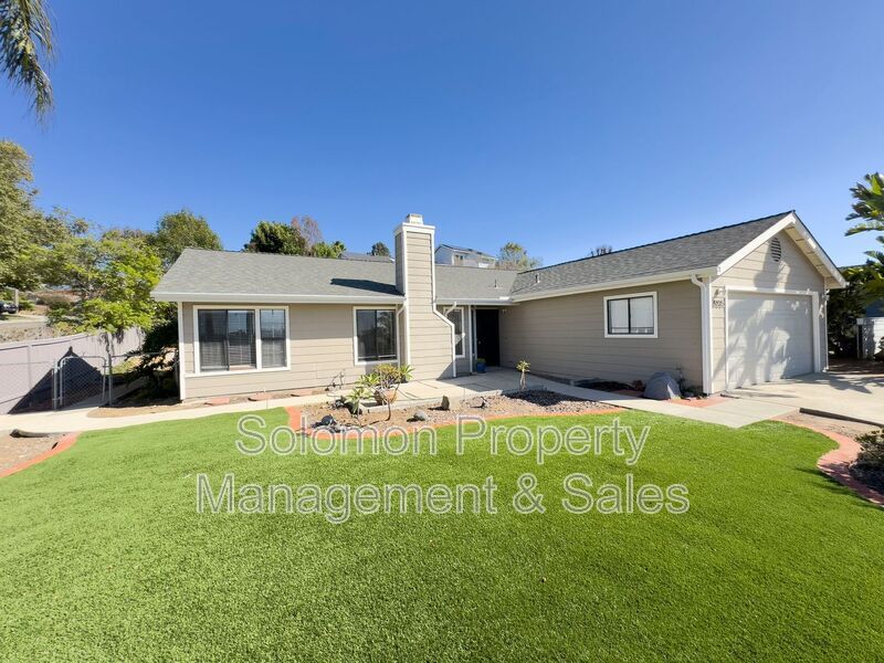 905 Viewpoint Dr in San Marcos, CA - Building Photo