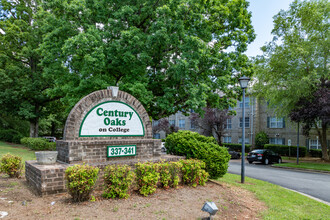 Century Oaks on College in Greensboro, NC - Foto de edificio - Building Photo