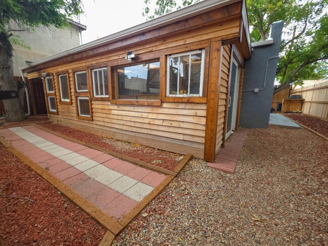 property at 118 E 7th St