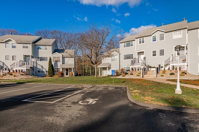 108 Water Course Row in Rocky Hill, CT - Building Photo - Building Photo