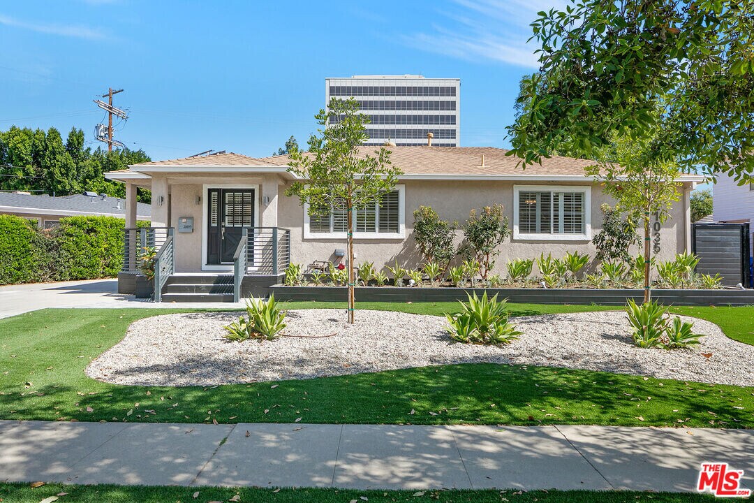 21037 Costanso St in Los Angeles, CA - Building Photo