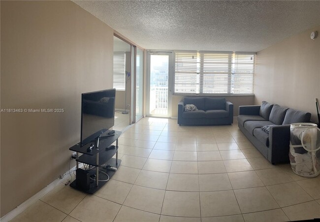 251 174th St, Unit 2211 in Sunny Isles Beach, FL - Building Photo - Building Photo