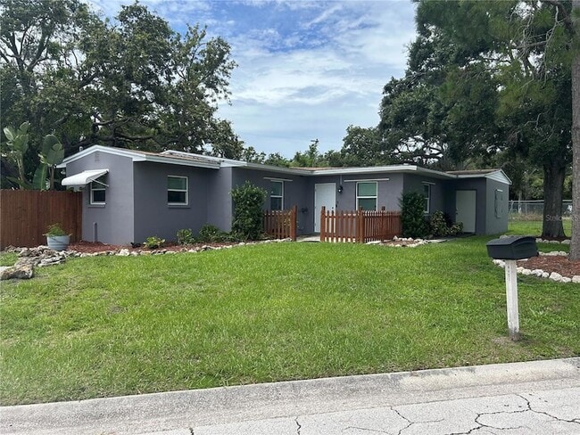 4491 Crestwood Dr N in St. Petersburg, FL - Foto de edificio - Building Photo