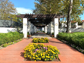 Tres Vidas Apartments in Westminster, CA - Foto de edificio - Building Photo