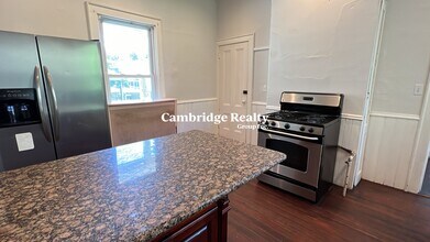 76 Curtis St, Unit 1 in Somerville, MA - Foto de edificio - Building Photo