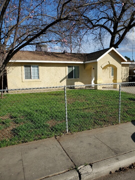 2110 N Moreno Ct in Visalia, CA - Building Photo