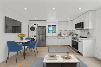 2422 Meadowvale Ave in Los Angeles, CA - Building Photo - Building Photo