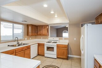 7125 W Tropical Island Cir in Las Vegas, NV - Foto de edificio - Building Photo