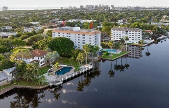 1881 Middle River Dr in Fort Lauderdale, FL - Foto de edificio - Building Photo