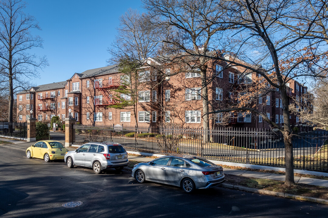 English Village Condominiums in Cranford, NJ - Building Photo