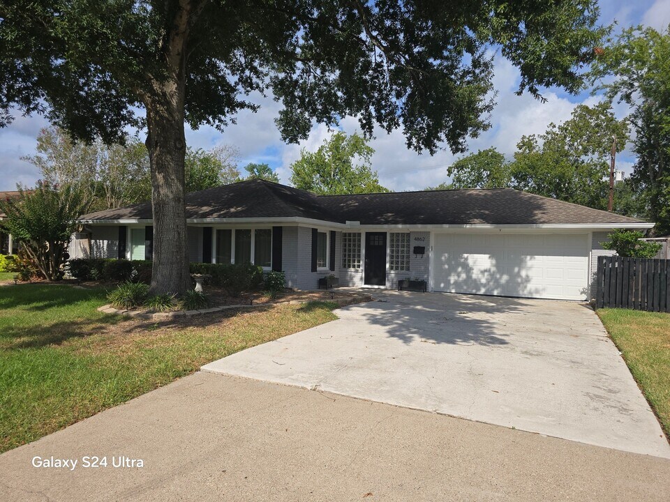 4862 Creekbend Dr in Houston, TX - Foto de edificio