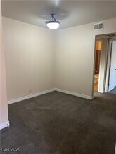 5081 River Glen Dr in Las Vegas, NV - Building Photo - Building Photo