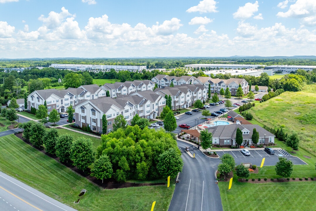 Village at Elam Farms in Murfreesboro, TN - Foto de edificio