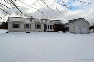 9 McKenzie Ave in Fairfield, ME - Building Photo