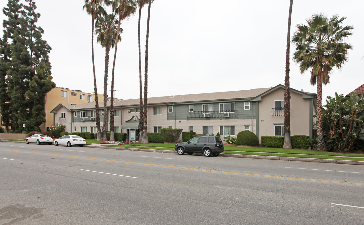 5020 Hazeltine Ave in Sherman Oaks, CA - Building Photo