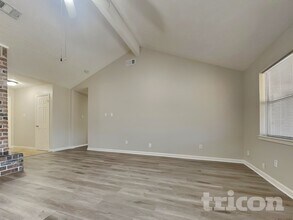 2047 Lexington Woods Dr in Spring, TX - Foto de edificio - Building Photo