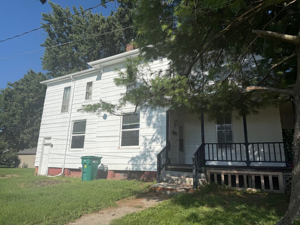 409 W Hempstead Ave, Unit A in Fairfield, IA - Building Photo