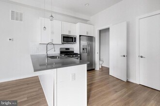 360 Monastery Ave-Unit -1R in Philadelphia, PA - Foto de edificio - Building Photo