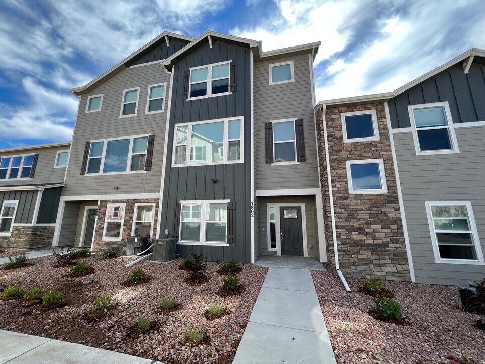7862 Kirwin Hts in Colorado Springs, CO - Foto de edificio
