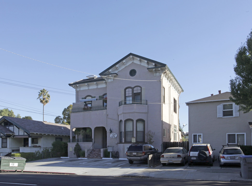 128 N 10th St in San Jose, CA - Foto de edificio