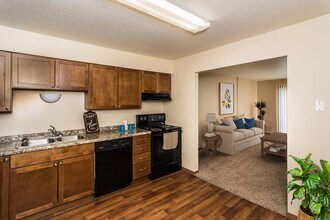 Stanford Court in Grand Forks, ND - Building Photo - Building Photo