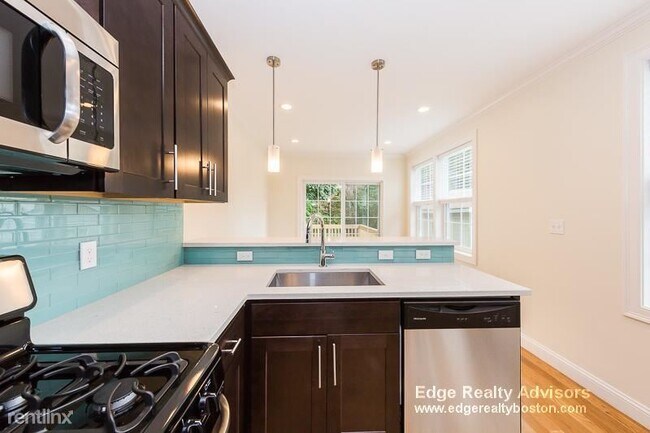 10 Marion St-Unit -# 1 in Medford, MA - Building Photo - Building Photo