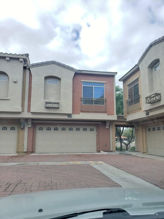 240 W Juniper Ave in Gilbert, AZ - Building Photo