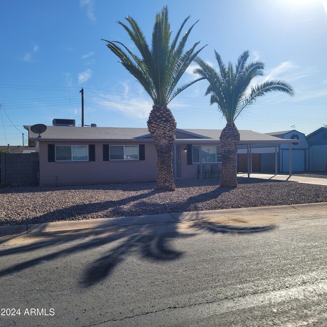 9047 E Crescent Ave in Mesa, AZ - Building Photo - Building Photo