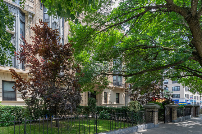 321 Eastern Pky in Brooklyn, NY - Foto de edificio - Building Photo