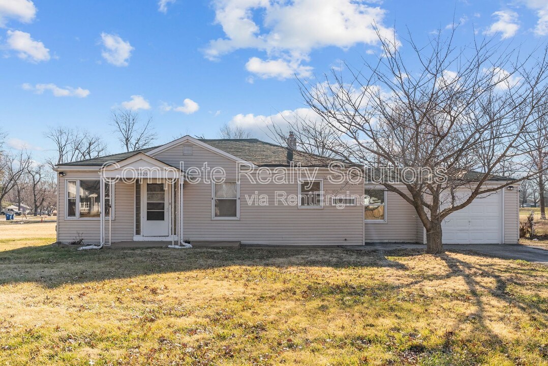 11820 Larimore Rd in St. Louis, MO - Building Photo