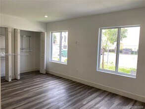 1020 NW 29th Ter, Unit 1 in Miami, FL - Foto de edificio - Building Photo