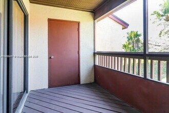 410 Lakeview Dr E, Unit E in Royal Palm Beach, FL - Building Photo - Building Photo
