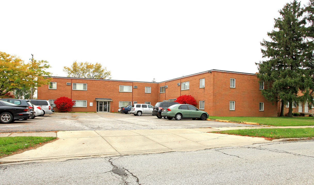 Hilltop Apartments in Cleveland, OH - Building Photo