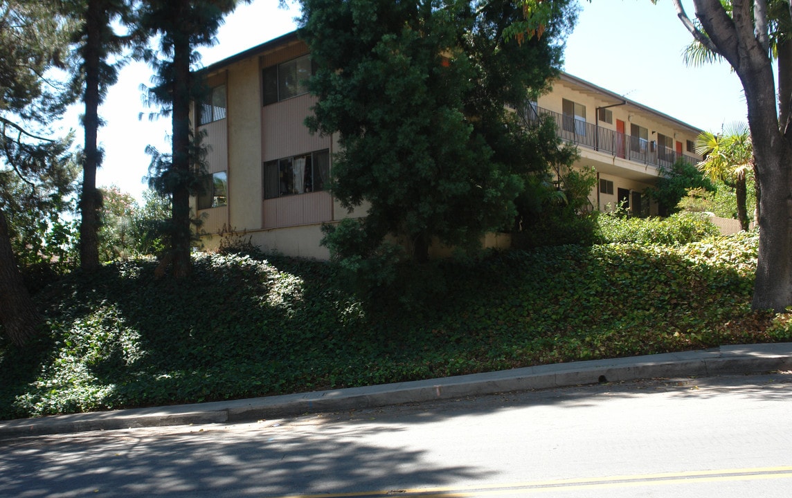 4441 Rockland Pl in Montrose, CA - Foto de edificio