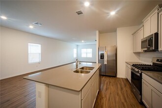 220 Longbridge Dr in Hutto, TX - Building Photo - Building Photo