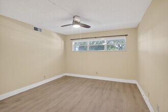 830 S Hollybrook Dr in Pembroke Pines, FL - Building Photo - Building Photo