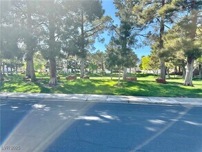 1612 Country Hollow Dr in Las Vegas, NV - Building Photo - Building Photo